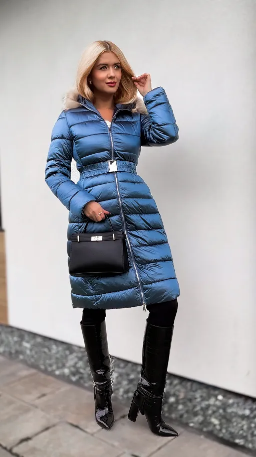 Niebieski długi pikowany płaszcz z kapturem i eko futerkiem - N770B