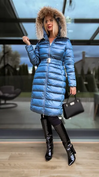 Niebieski długi pikowany płaszcz z kapturem i eko futerkiem - N770B