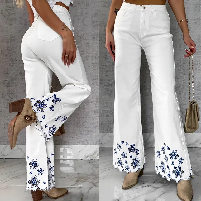 Białe elastyczne jeansy z haftowanymi kwiatami i cyrkoniami - R632A