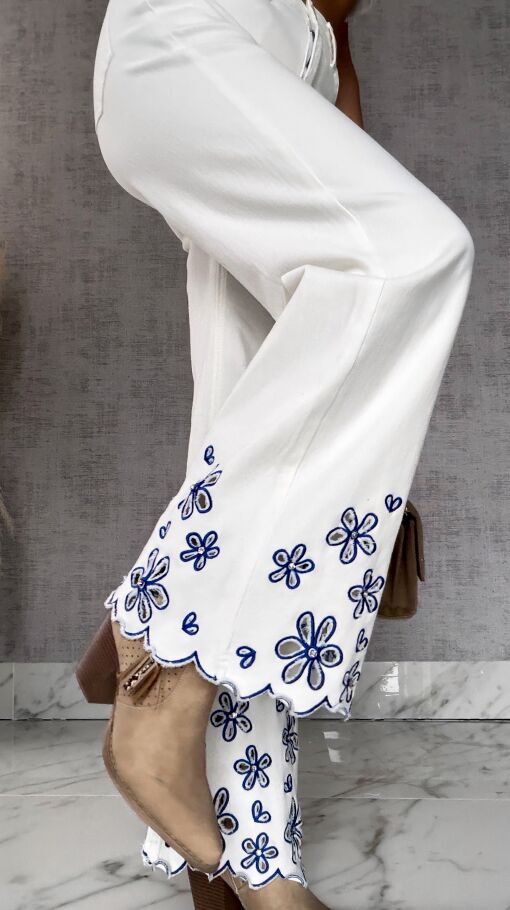 Białe elastyczne jeansy z haftowanymi kwiatami i cyrkoniami - R632A