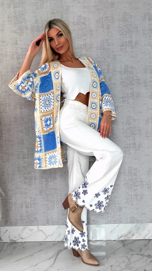 Białe elastyczne jeansy z haftowanymi kwiatami i cyrkoniami - R632A