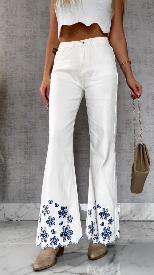 Białe elastyczne jeansy z haftowanymi kwiatami i cyrkoniami - R632A
