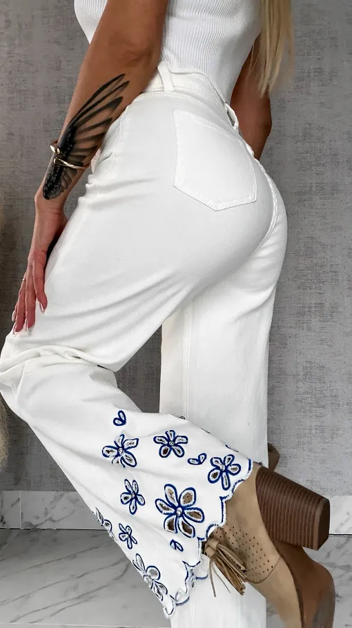 Białe elastyczne jeansy z haftowanymi kwiatami i cyrkoniami - R632A