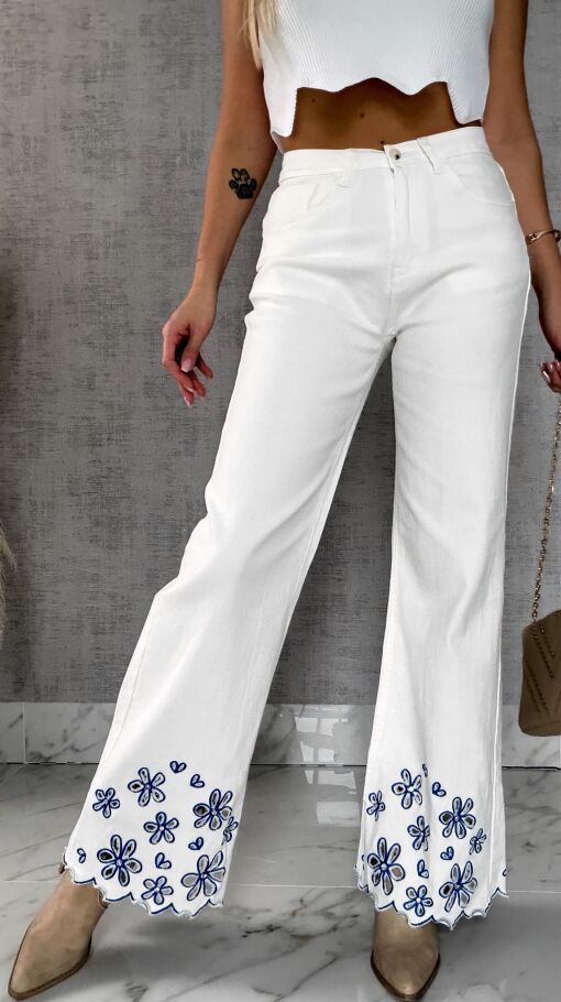Białe elastyczne jeansy z haftowanymi kwiatami i cyrkoniami - R632A