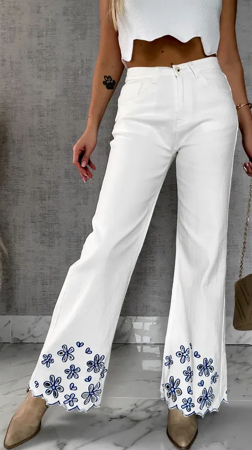Białe elastyczne jeansy z haftowanymi kwiatami i cyrkoniami - R632A