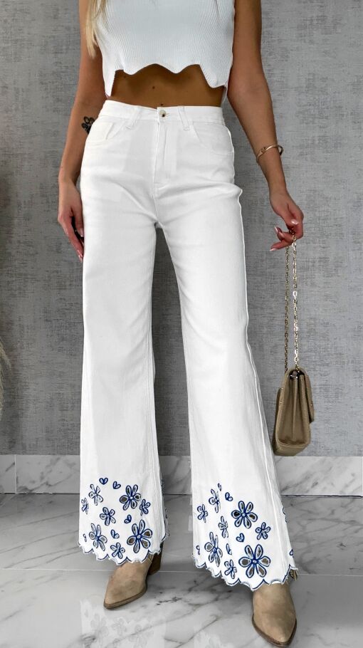 Białe elastyczne jeansy z haftowanymi kwiatami i cyrkoniami - R632A