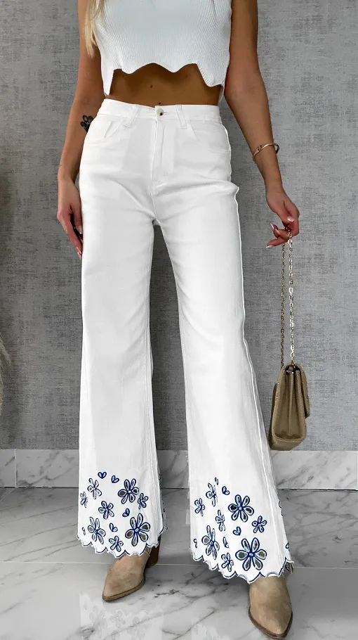 Białe elastyczne jeansy z haftowanymi kwiatami i cyrkoniami - R632A