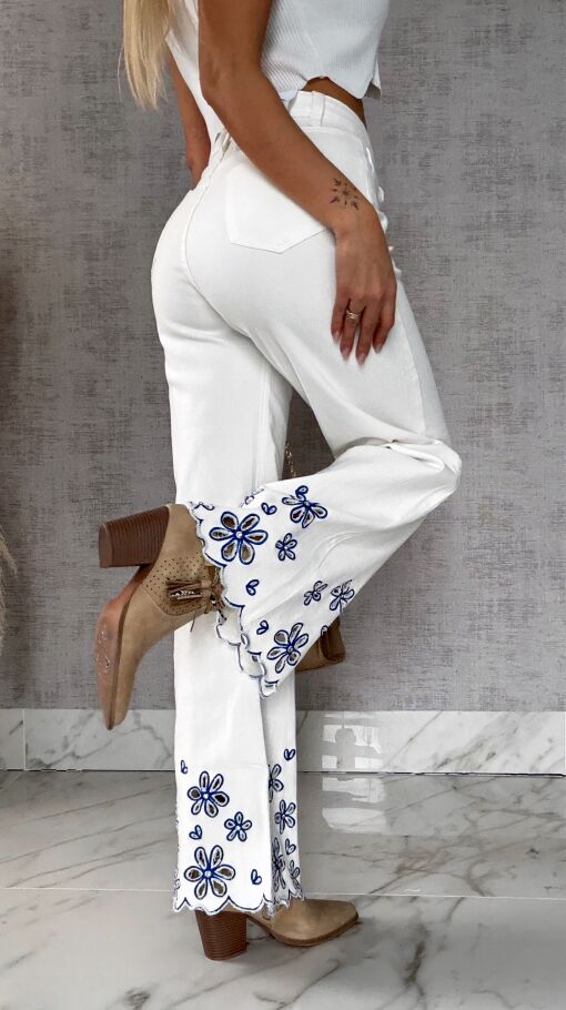 Białe elastyczne jeansy z haftowanymi kwiatami i cyrkoniami - R632A