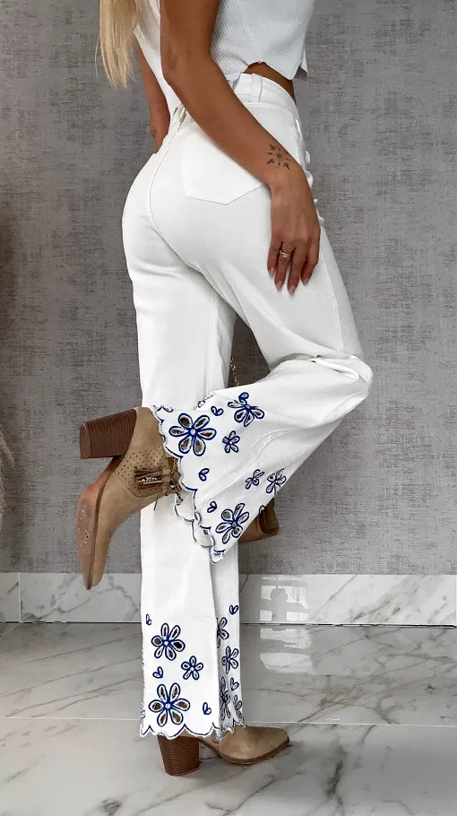 Białe elastyczne jeansy z haftowanymi kwiatami i cyrkoniami - R632A