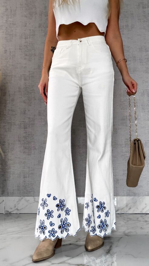 Białe elastyczne jeansy z haftowanymi kwiatami i cyrkoniami - R632A