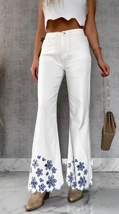 Białe elastyczne jeansy z haftowanymi kwiatami i cyrkoniami - R632A