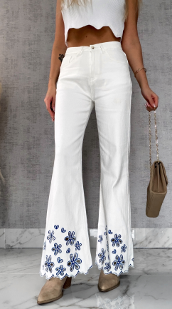 Białe elastyczne jeansy z haftowanymi kwiatami i cyrkoniami - R632A