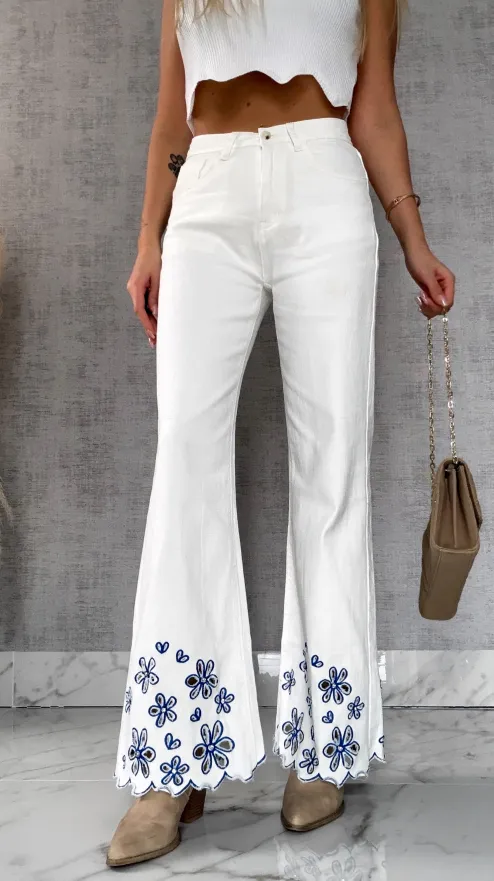 Białe elastyczne jeansy z haftowanymi kwiatami i cyrkoniami - R632A