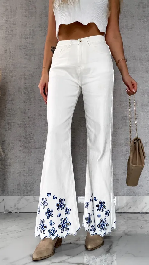 Białe elastyczne jeansy z haftowanymi kwiatami i cyrkoniami - R632A