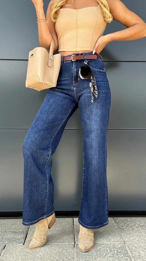 Elastyczne spodnie jeansowe z paskiem i pomponem BLUE JEANS - P990