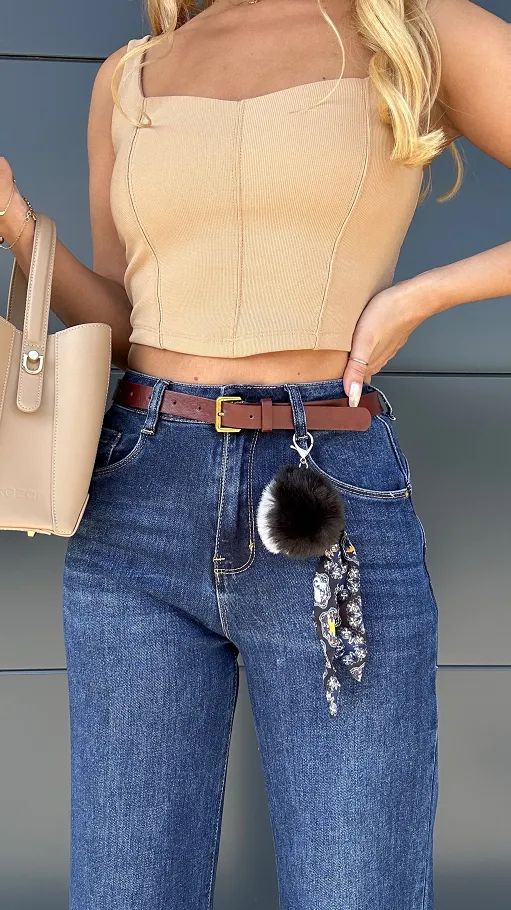 Elastyczne spodnie jeansowe z paskiem i pomponem BLUE JEANS - P990