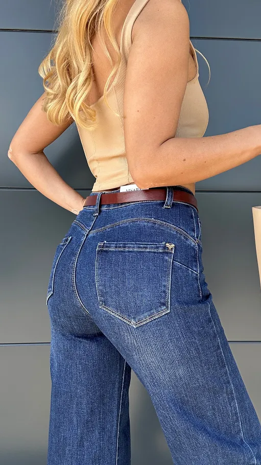 Elastyczne spodnie jeansowe z paskiem i pomponem BLUE JEANS - P990