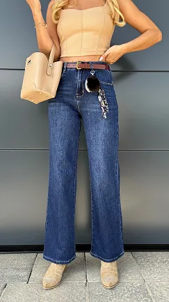 Elastyczne spodnie jeansowe z paskiem i pomponem BLUE JEANS - P990
