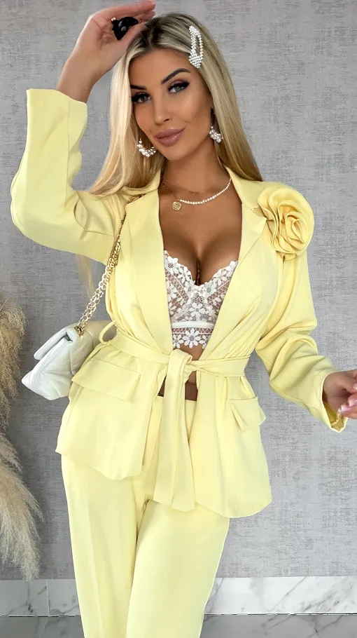 Elegancki żółty komplet z broszką żakiet + spodnie - R547