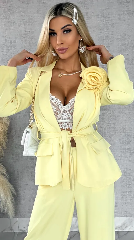 Elegancki żółty komplet z broszką żakiet + spodnie - R547