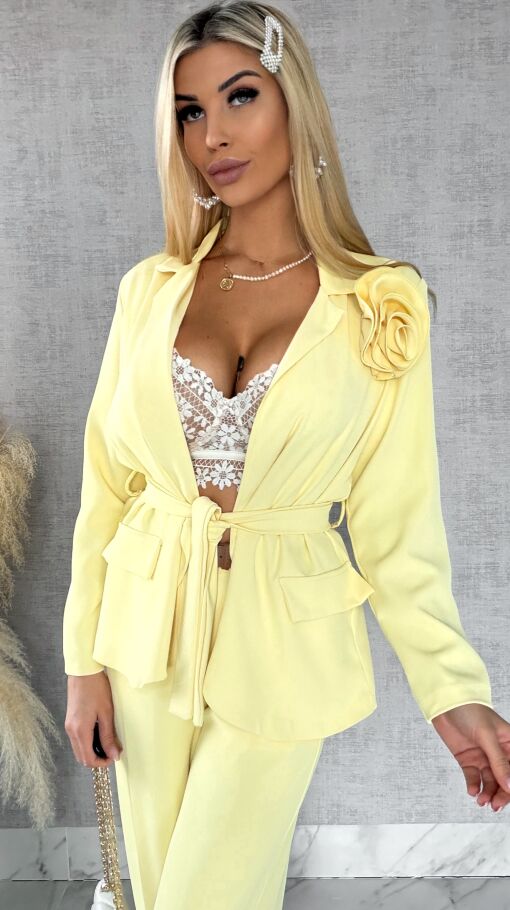 Elegancki żółty komplet z broszką żakiet + spodnie - R547
