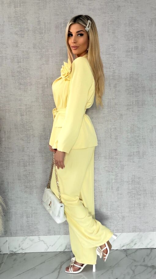 Elegancki żółty komplet z broszką żakiet + spodnie - R547