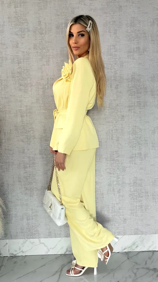 Elegancki żółty komplet z broszką żakiet + spodnie - R547
