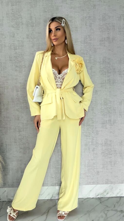 Elegancki żółty komplet z broszką żakiet + spodnie - R547
