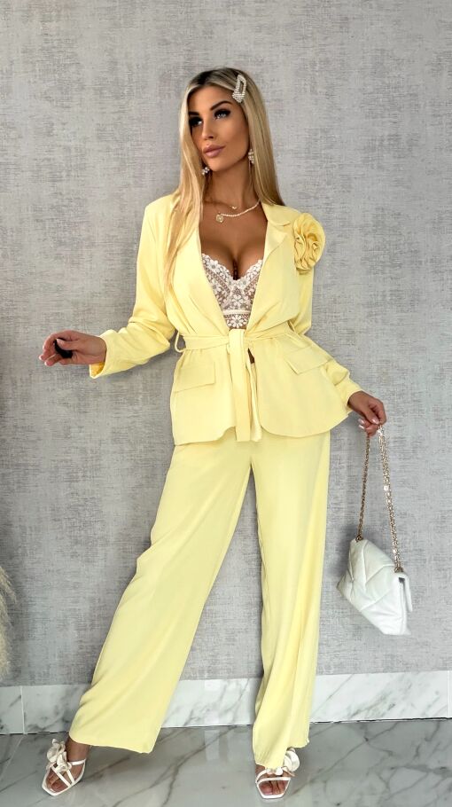 Elegancki żółty komplet z broszką żakiet + spodnie - R547