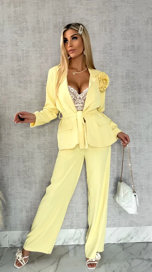 Elegancki żółty komplet z broszką żakiet + spodnie - R547