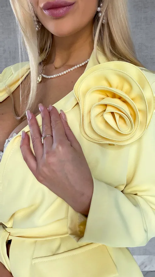 Elegancki żółty komplet z broszką żakiet + spodnie - R547