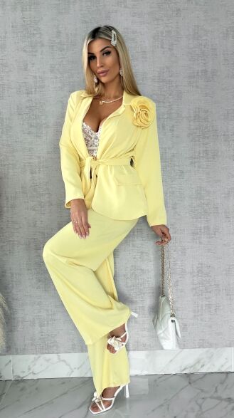 Elegancki żółty komplet z broszką żakiet + spodnie - R547