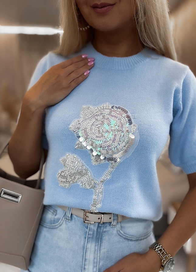 Błękitna bluzka sweterkowa z różą z CEKINÓW - M759