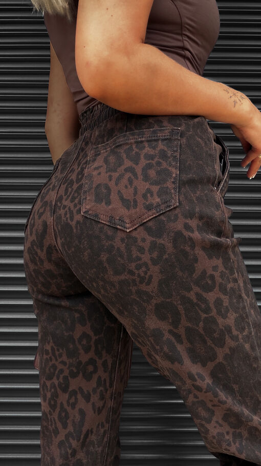 Elastyczne czekoladowe spodnie jeansowe w panterkę MOM FIT z gumą w pasie - S264A
