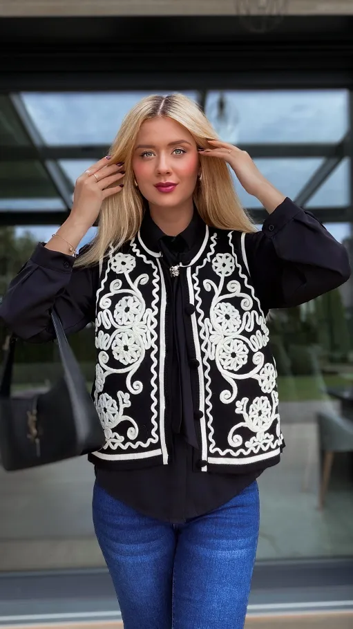 Elegancka czarna kamizelka z kontrastowym wzorem ONE SIZE - R100A