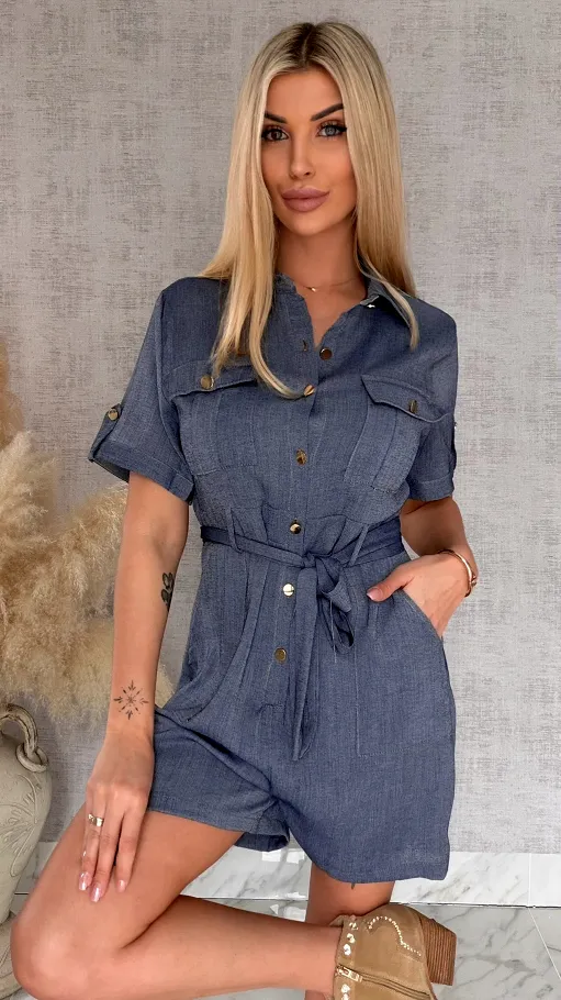 Wiosenny kombinezon w jeansowym kolorze zapinany na guziki - R868