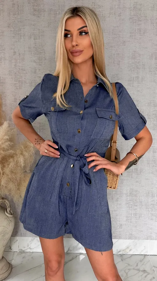 Wiosenny kombinezon w jeansowym kolorze zapinany na guziki - R868