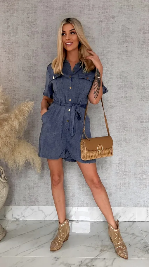 Wiosenny kombinezon w jeansowym kolorze zapinany na guziki - R868