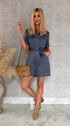 Wiosenny kombinezon w jeansowym kolorze zapinany na guziki - R868