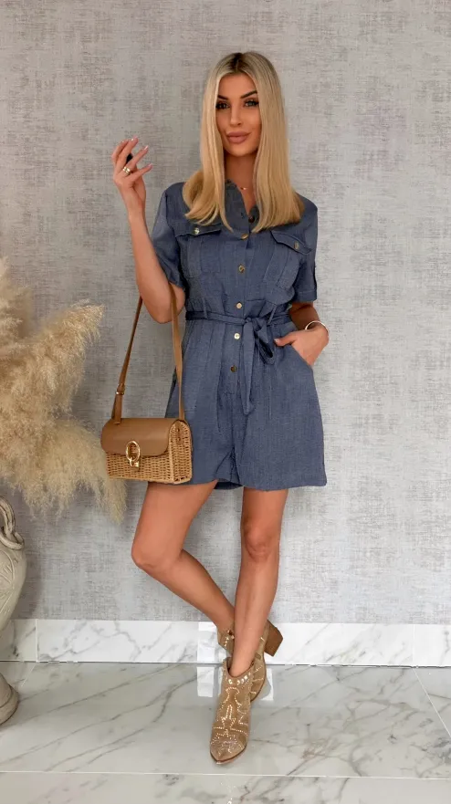 Wiosenny kombinezon w jeansowym kolorze zapinany na guziki - R868