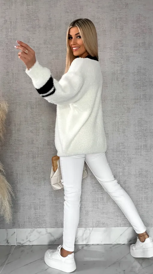 Miękki sweter z wiskozy z czarnymi dodatkami ONE SIZE - R553