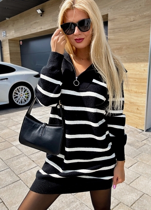 Modna sukienka w paski z golfem i zamkiem CZARNA - M155