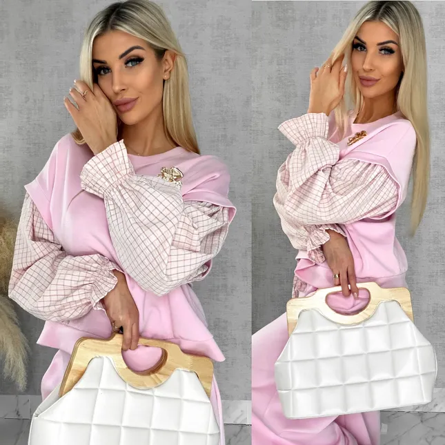 Luźna bluza z rękawami w kratkę i broszką ONE SIZE pink - R426