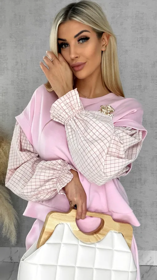Luźna bluza z rękawami w kratkę i broszką ONE SIZE pink - R426