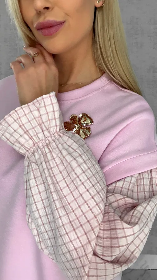 Luźna bluza z rękawami w kratkę i broszką ONE SIZE pink - R426