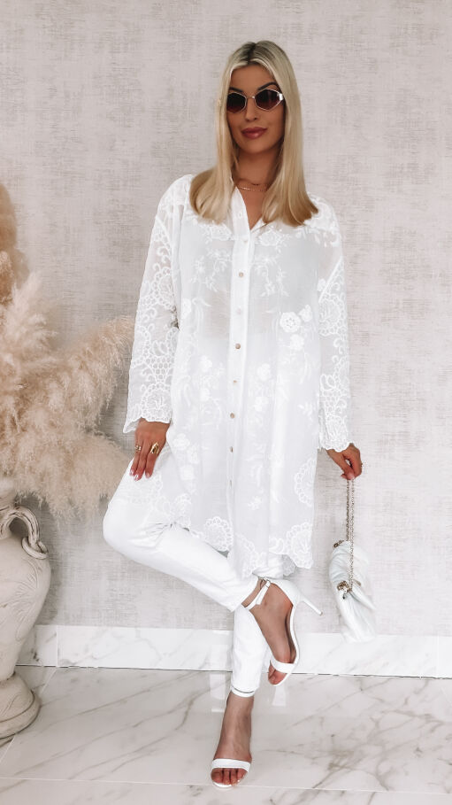 Elegancka długa koszula w haftowane kwiaty ONE SIZE biała - R914A