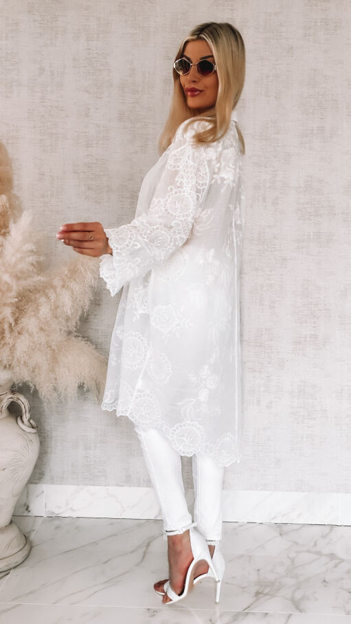 Elegancka długa koszula w haftowane kwiaty ONE SIZE biała - R914A