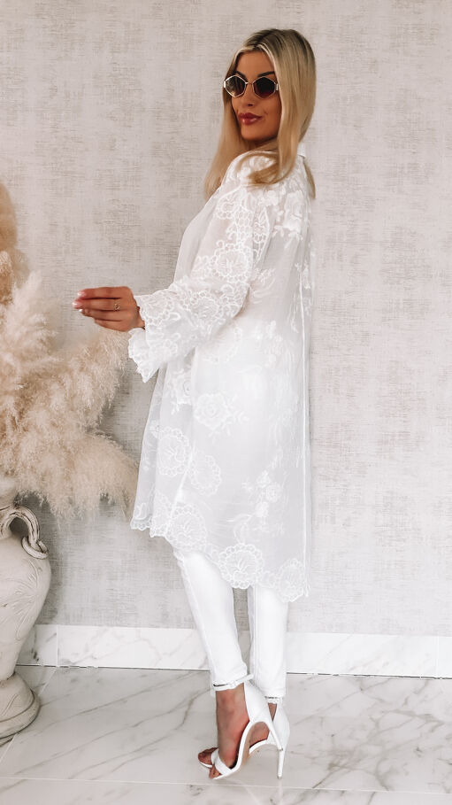 Elegancka długa koszula w haftowane kwiaty ONE SIZE biała - R914A