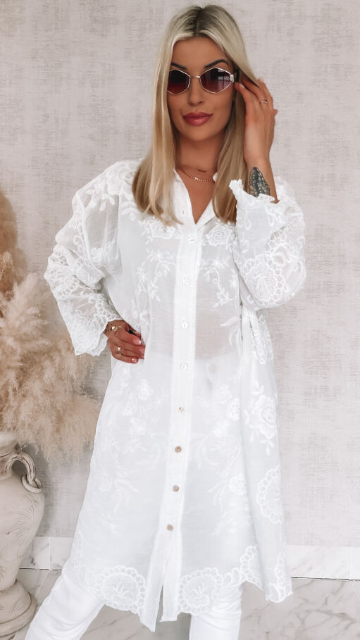 Elegancka długa koszula w haftowane kwiaty ONE SIZE biała - R914A