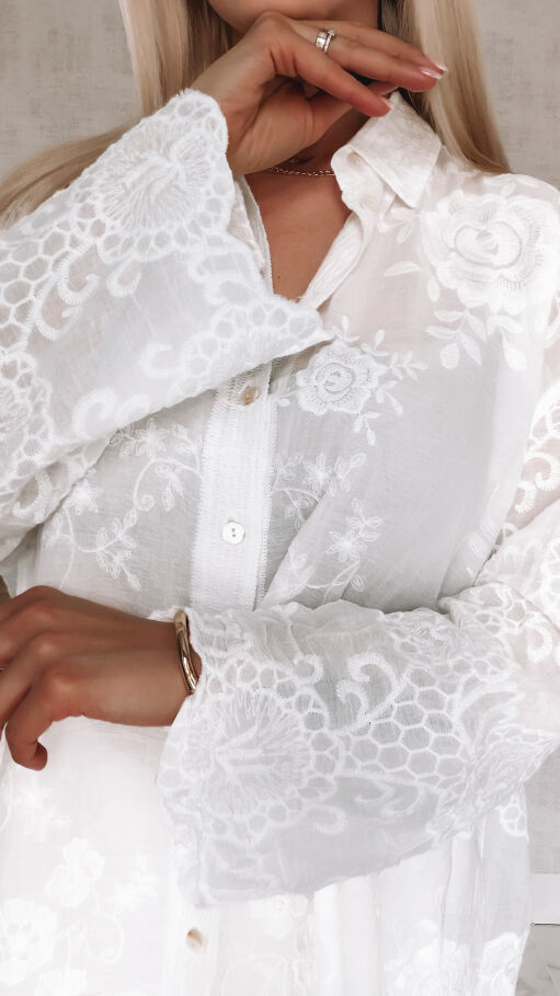 Elegancka długa koszula w haftowane kwiaty ONE SIZE biała - R914A
